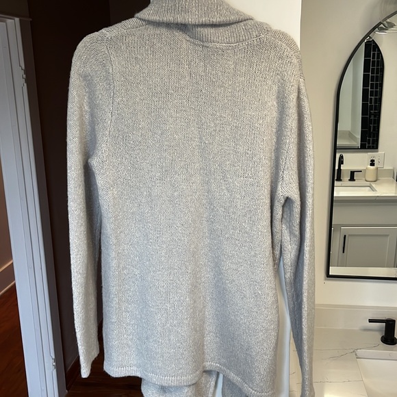 Long Fit size M, zip up collared sweater - Picture 3 of 4